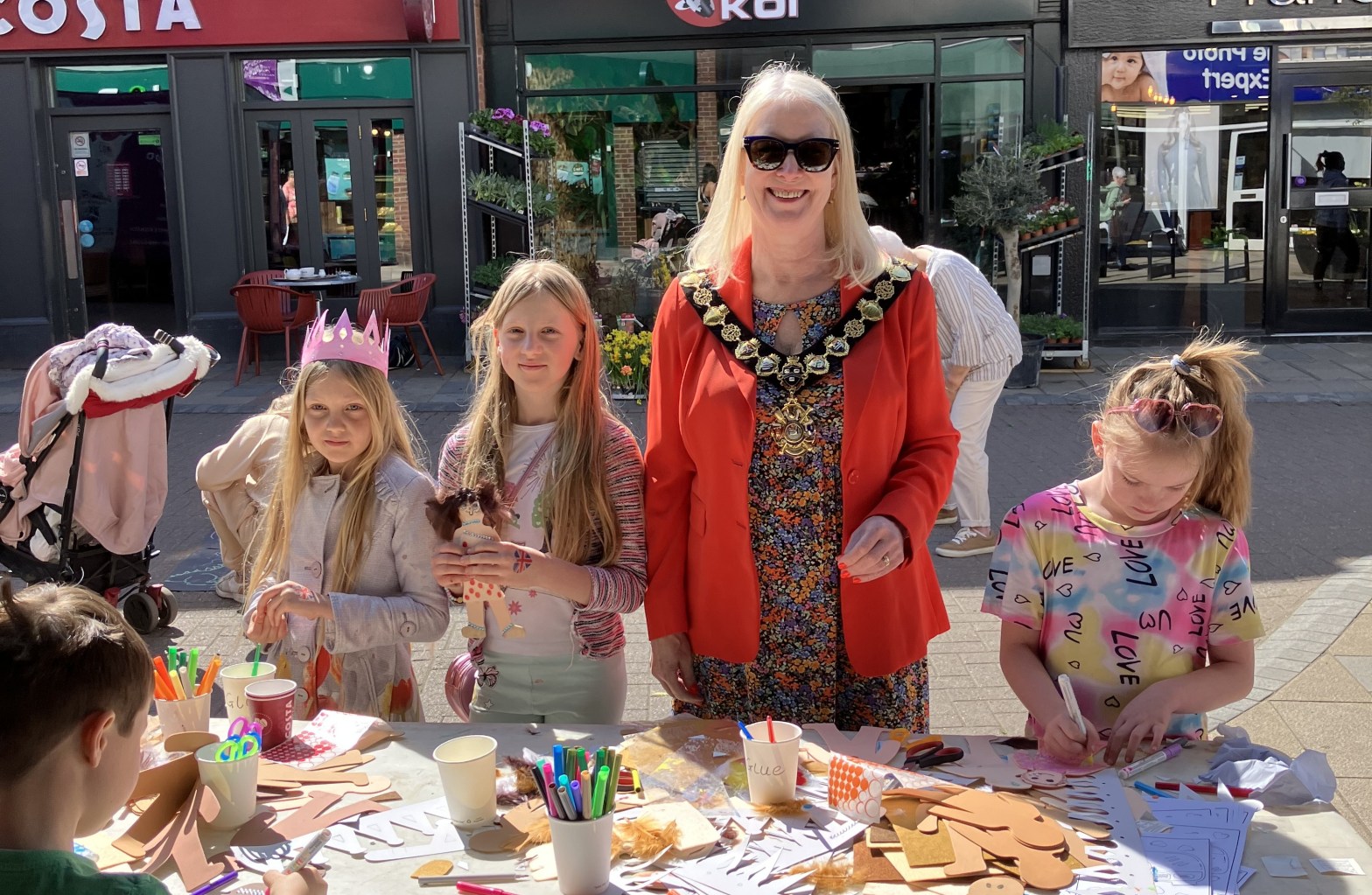 Sunny day with Mayor and girls doing crafts