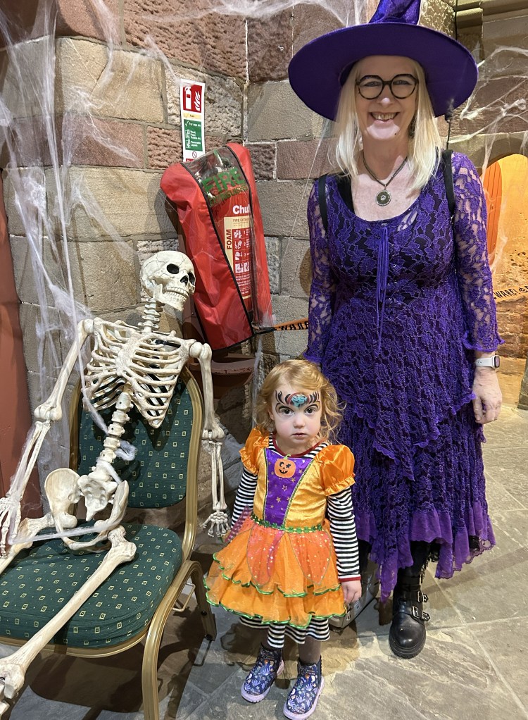 Skeleton pumpkin (girl) and witch (Kay)