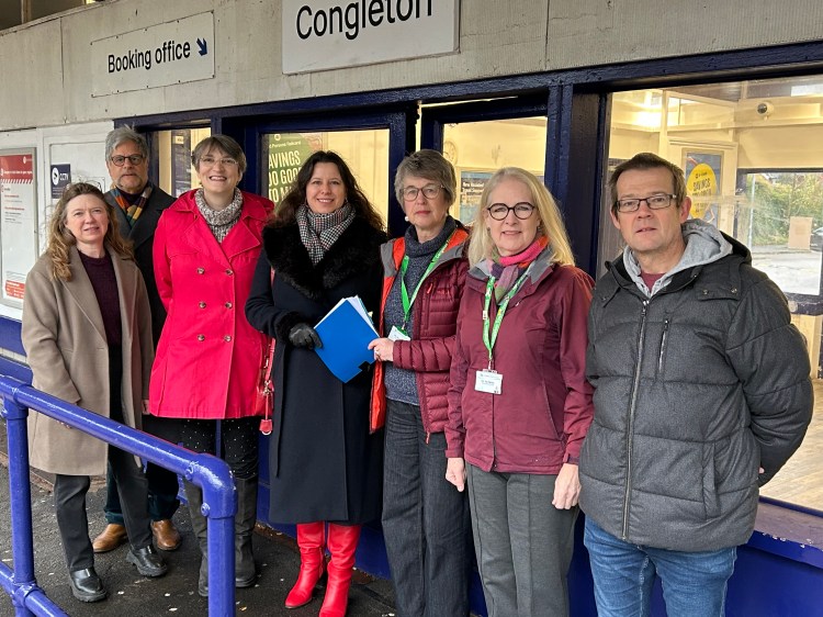 Cllr Wesley joins residents, councillors and MP to hand over petition